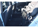 【チップアップシート 】座面を跳ね上げることで、後席足元に高さのある荷物を積むことができます!