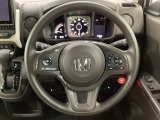 ハンドルにHondaセンシング系のクルーズコントロールやレーンキープアシストなどのスイッチと、オーディオの操作スイッチが装備されています。ハンドルから手を離さず安全に操作できます。
