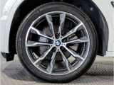 BMWの純正アロイホイールは軽量かつ強度にも優れているホイールで走行性能を引き上げる設計になっております。足元にもBMWは妥協がなくこだわっている個所になります。