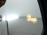 隣車線を走る車両をレーダーで検知し、ドアミラーでは確認しにくい後側方エリアに存在する車両に加え、急接近してくる車両も検知します。車両を検知するとドアミラーに搭載されたLEDインジケーターが点灯します。