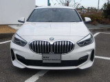 【BMWの伝統】BMWの特徴的な&ldquo;キドニーグリル&rdquo;は、80年以上続く伝統の形でございます。変わらないこだわりのデザインが、プレミアムブランド&ldquo;BMW&rdquo;を創り出します。