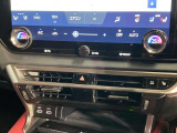 【リモート機能つきアドバンストパーク】専用スマートフォンアプリの使用で、車外から遠隔駐車・出庫が可能な先進機能。広い場所で乗り降りしたい時に便利です♪