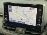 【メーカー純正9インチナビ】インテリアに溶け込むスタイリッシュな「専用設計」メーカーナビを装備♪視認性や操作性など基本性能にも優れ、より上質なカーライフをお楽しみいただけます。