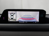 狭い場所での駐車やすれ違いなどでより的確な運転操作に役立つ360&deg;ビューモニターが装備されています。