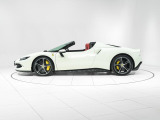 エクステリアは、フェラーリ伝統の美しく混じり気のないソリッドホワイト「Bianco Avus(ビアンコ・アヴス)」を纏っています。