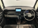 使いやすいレイアウトのダッシュボード周辺です。オートエアコンや小物入れなど嬉しい装備が満載です。