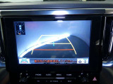 バックガイドモニター付き。車両後方の映像をナビ画面に表示し、駐車などの後退操作をサポートします。