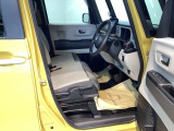 ベンチシートは、運転席と助手席の移動もスムーズ! 狭い駐車場での乗り降りや、お子様の乗り降りにも便利です。