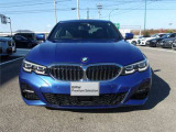 【BMWの伝統】BMWの特徴的な&ldquo;キドニーグリル&rdquo;は、80年以上続く伝統の形でございます。変わらないこだわりのデザインが、プレミアムブランド&ldquo;BMW&rdquo;を創り出します。