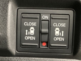 【両側パワースライドドア】両側がパワースライドドアになっており、運転席のスイッチやスマートキーでも開閉が可能です!開口部も広いので乗り降りも楽々♪