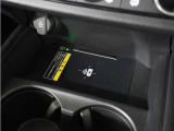 ◆ワイヤレス充電器◆ワイヤレス充電規格Qiに適合した機器を充電エリアに置くことで使用できます。