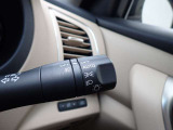 オートライト機能が装備されており暗い場所に入ると車両が検知しライトのON・OFFを自動的に切り替えてくれますので非常に便利な装備です♪