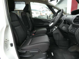 運転席はほどよくホールド感のある形状をしておりますので、運転がしやすいです。