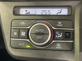 【オートエアコン】一度お好みの温度に設定すれば、車内の温度を検知し風量や温度を自動で調整。暑い&hellip;寒い&hellip;と何度もスイッチ操作をする必要はありません。快適な車内空間には必須の機能ですね♪
