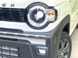 【LEDヘッドライト】悪天候や夜間走行時も良好な視界を確保し安心して運転できる高輝度LEDヘッドライトを装備!点灯速度が早く、消費電力も抑えられています。