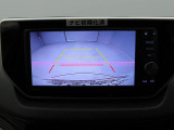 バックカメラ映像。ガイドラインが表示されるので、後ろまでの距離や車の傾きがわかって、ハンドル操作がしやすいです。