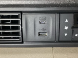 エアコン操作パネルの左側に、スマートフォンなどの充電可能なUSB端子と、音源などの外部入力の可能なUSB端子がついています。移動中に充電もできるので便利です。