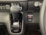 CVT車のセレクトレバーです。低速から高速まで、変速ショックのないスムーズな走りと、エンジン効率のよい領域を維持して燃費にも貢献します。サイドブレーキはスイッチ操作の電子制御パーキングブレーキです。
