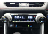 ★運転席と助手席でそれぞれお好みに合わせて温度設定が行えるフルオートエアコンです。外気温や室温、日射量を感知し、吹き出し温度、風量を緻密に制御します