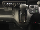CVT車のセレクトレバーです。低速から高速まで、変速ショックのないスムーズな走りを実現するとともに、エンジン効率のよい領域を維持することで燃費にも貢献します。
