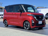 フロントカメラが車両や歩行者を検知し、回避操作を促し減速できない場合は緊急ブレーキが作動するエマージェンシーブレーキ