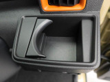 【カップホルダー】エアコン吹き出し口下部に設置されていますので使いやすさバッチリ!運転席から手の届くちょうどの位置です!