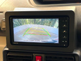 【バックカメラ】駐車時に後方がリアルタイム映像で確認できます。大型商業施設や立体駐車場での駐車時や、夜間のバック時に大活躍!運転スキルに関わらず、今や必須となった装備のひとつです!