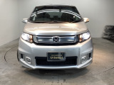 【HID】ディスチャージヘッドライトが装備されています。夜間走行時や雨の日に明るく安全に前方を照らすことが出来ます。対向車からも見えやすいので相手に接近を知らせることも出来ます。