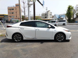 車両の右側面全体を真横から捉えた外観全景です。前後のドアパネルやサイドシル周辺、各ガラスモールやアルミホイールの現在のコンディションを画像よりご確認ください。