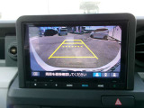 車の後方に小型カメラが付いておりバックする際の後方の様子をモニター上に表示します。