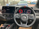 使いやすく安全な操作性と良好な視界を実現した運転席!