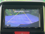 【バックカメラ】駐車時に後方がリアルタイム映像で確認できます。大型商業施設や立体駐車場での駐車時や、夜間のバック時に大活躍!運転スキルに関わらず、今や必須となった装備のひとつです!