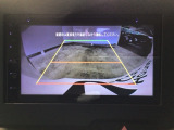 【バックカメラ】運転が苦手な方も車庫入れラクラクです!ギアをリバースに入れれば自動的に切り換わりますので、面倒な操作は不要です♪狭い駐車場もお車を傷つけず安心ですね!