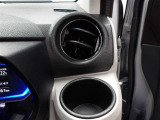 運転席のカップホルダーはエアコンの吹き出し口にありますので冷やしたり温めたりすることが出来ます☆