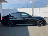 【BMWの伝統-3】BMWのお車は、&ldquo;駆け抜ける歓び&rdquo;を体現しております。走行の安定性とコーナリングの良さを追求し、思い通りにハンドルの操作可能です。