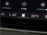 フロントシートには、シートヒーター&シートエアコンに加え、ステアリングホイール・ヒーターも装備。厳寒の地、北欧スウェーデン発祥のブランドならではのアイテムです。シートヒーターは後席にも装備しています。
