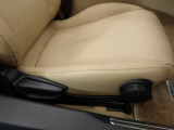 運転席シートは前後調整とリクライニングに加えて、膝元の高さ調整が可能です。