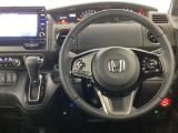 【ハンドル】運転にかかわる様々な操作を安全に行えるように視点移動が少なく操作性に配慮されたスイッチ類が凝縮されたコックピットです。