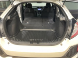 後席背もたれを倒せばちょっと大きめの荷物や長いものを積みたい時に便利です。