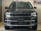伝統のセブンスロットルグリルが一目でJeepと分かります。