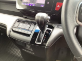 インパネシフトだから視線の移動も少なく足元もスッキリ♪運転席もゆったりしているのでゆとりを持ってドライブできますね!