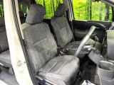 運転席まわりには十分なスペースがあり、大柄な方でもゆったり運転していただける環境です。
