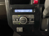 【オートエアコン】一度お好みの温度に設定すれば、車内の温度を検知し風量や温度を自動で調整してくれます。
