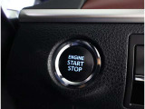 スマートキーを携帯していればキーを取り出さずにドアを施錠&解錠。クルマの始動も可能です。