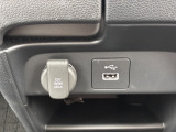 フロントに接続用USBジャックとアクセサリーソケットを装備しています。
