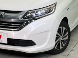 【LEDヘッドライト】悪天候や夜間走行時も良好な視界を確保し安心して運転できる高輝度LEDヘッドライトを装備!点灯速度が早く、消費電力も抑えられています。