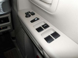 パワーウィンドウスイッチで運転席から全席の窓の開閉ができます。