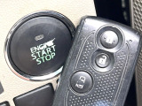 【キーフリーシステム】カバンやポケットに入れたままでもドアの施錠・解錠が可能なスマートキーを装備。エンジンのオン・オフ時もカギを取り出す必要が無いからとっても便利です♪