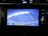 【バックカメラ】バックカメラ装着車です。バックする時に、後方の様子をナビ画面に表示します!慣れない駐車場での駐車や、せまい場所での車庫入れの時も、安全確認OK!思いがけずコツン!なんて事も防げますヨ