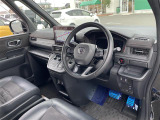 【運転席】座り心地が良いシートなので長時間の運転でも快適にお過ごしいただけます。新品のフロアマットのご注文も可能です。掲載箇所以外にご希望の写真がございましたらお気軽にお問い合わせ下さい。